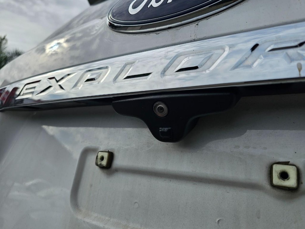 Ford Explorer Vehicle Full-screen Gallery Image 13