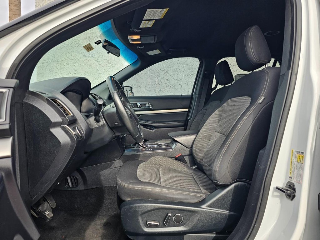 Ford Explorer Vehicle Full-screen Gallery Image 15