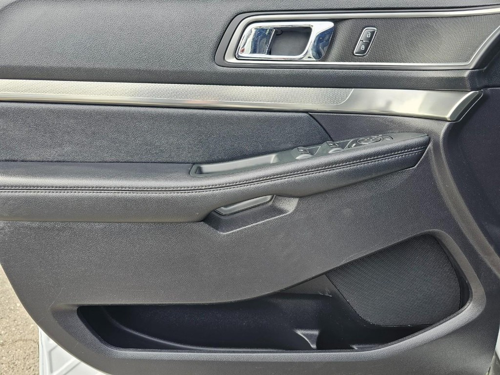 Ford Explorer Vehicle Full-screen Gallery Image 16