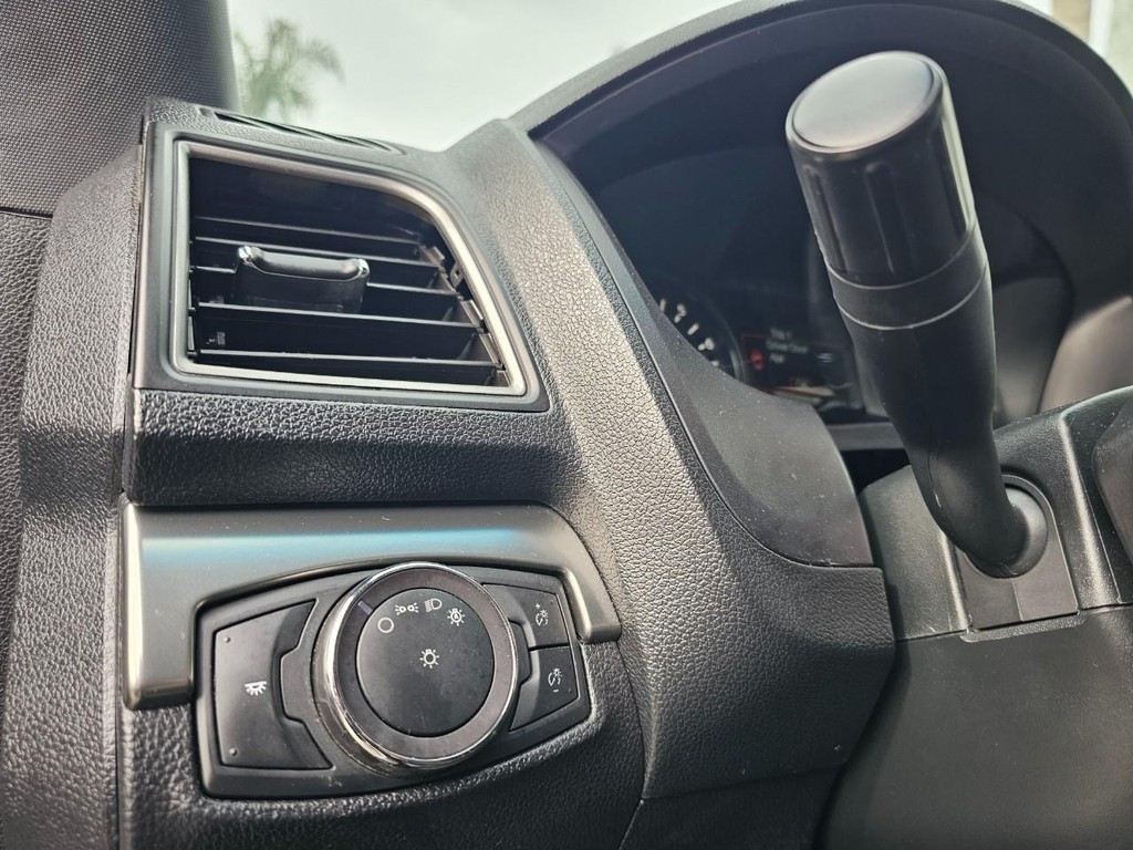 Ford Explorer Vehicle Full-screen Gallery Image 17