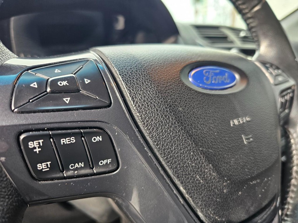 Ford Explorer Vehicle Full-screen Gallery Image 18
