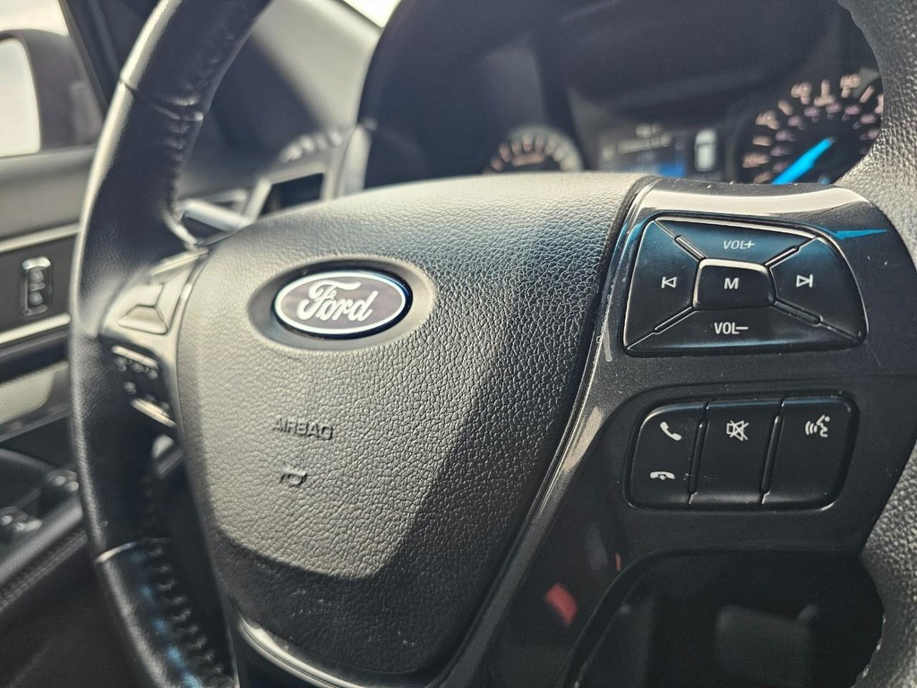 Ford Explorer Vehicle Full-screen Gallery Image 19