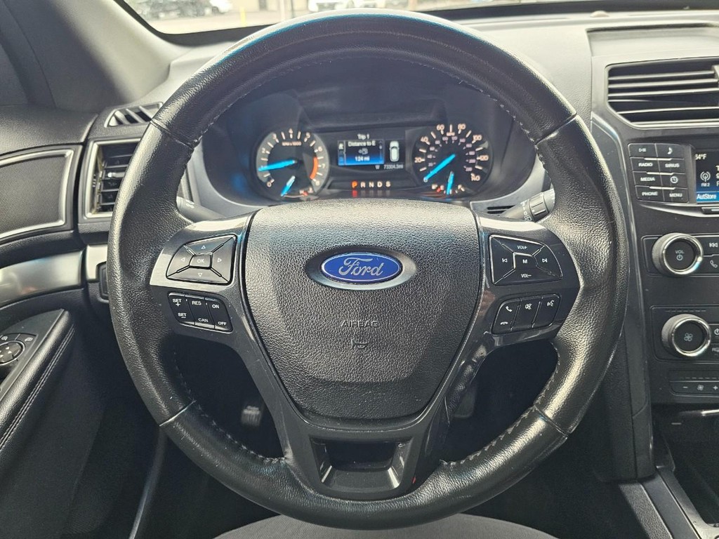 Ford Explorer Vehicle Full-screen Gallery Image 21