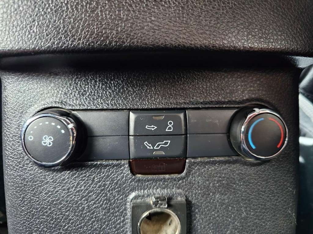 Ford Explorer Vehicle Full-screen Gallery Image 28