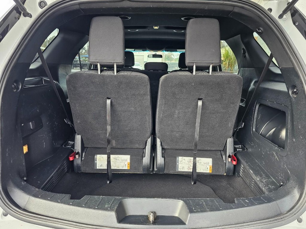 Ford Explorer Vehicle Full-screen Gallery Image 32