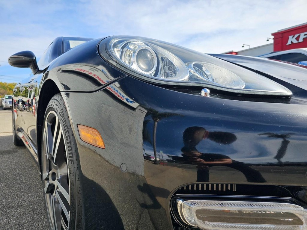 Porsche Panamera Vehicle Full-screen Gallery Image 9
