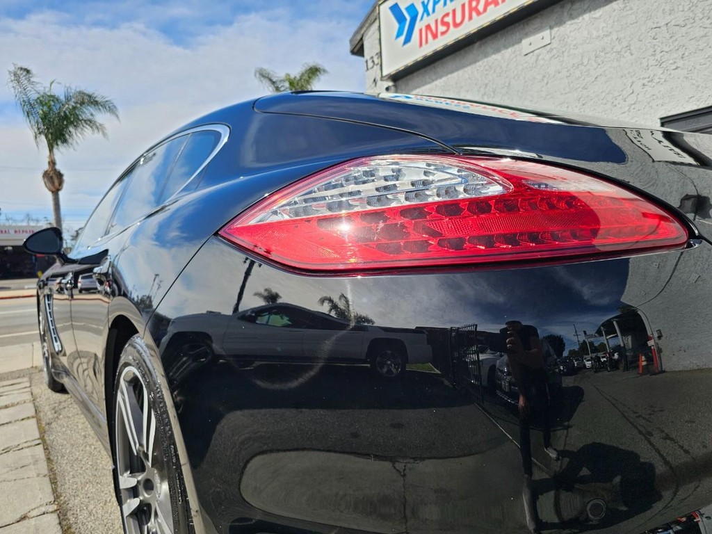 Porsche Panamera Vehicle Full-screen Gallery Image 11