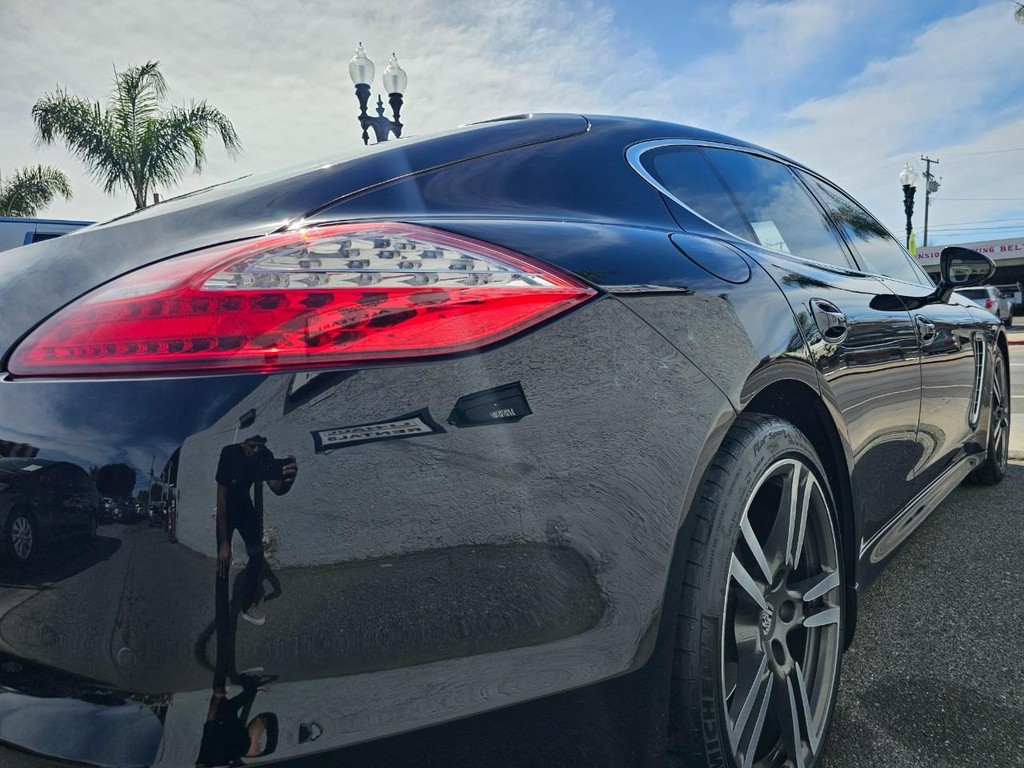 Porsche Panamera Vehicle Full-screen Gallery Image 12