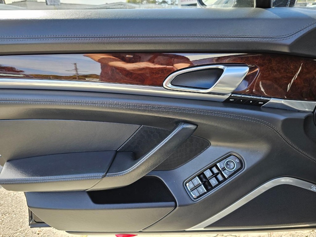 Porsche Panamera Vehicle Full-screen Gallery Image 13