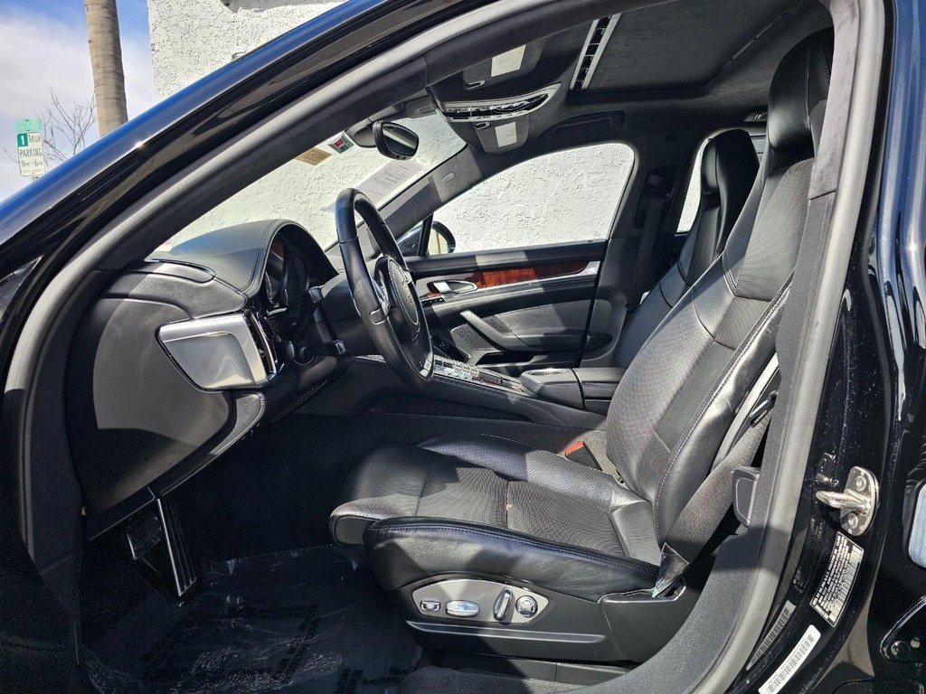 Porsche Panamera Vehicle Full-screen Gallery Image 14