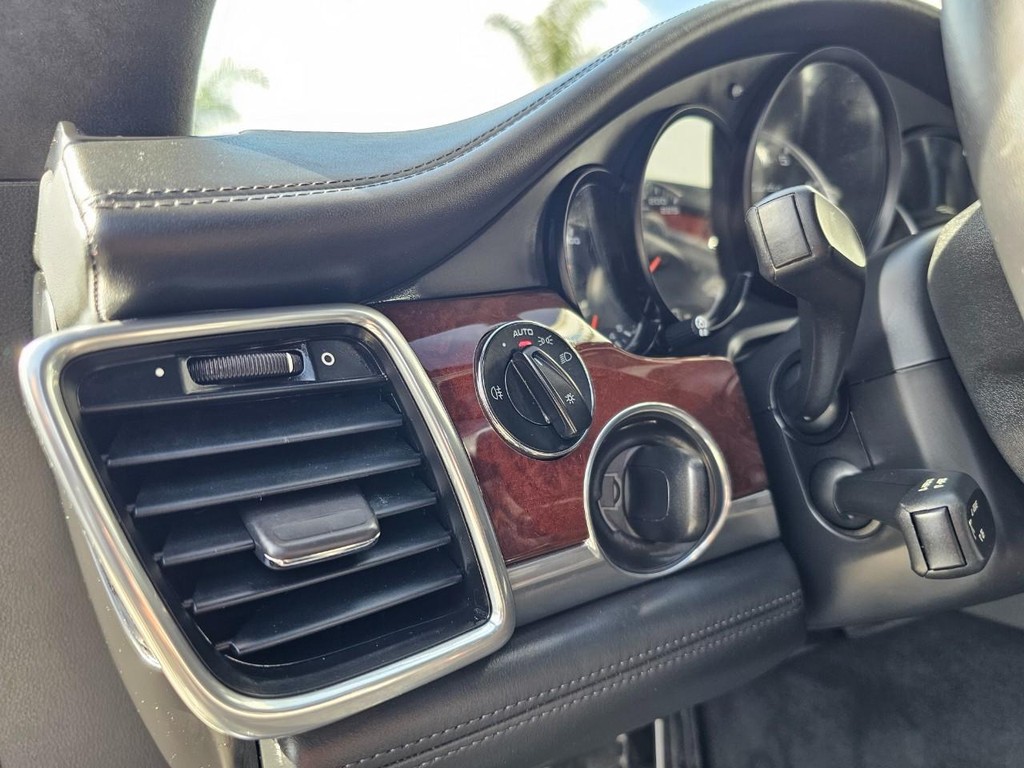 Porsche Panamera Vehicle Full-screen Gallery Image 15