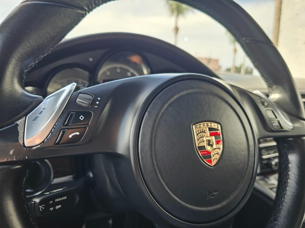 Porsche Panamera Vehicle Full-screen Gallery Image 16