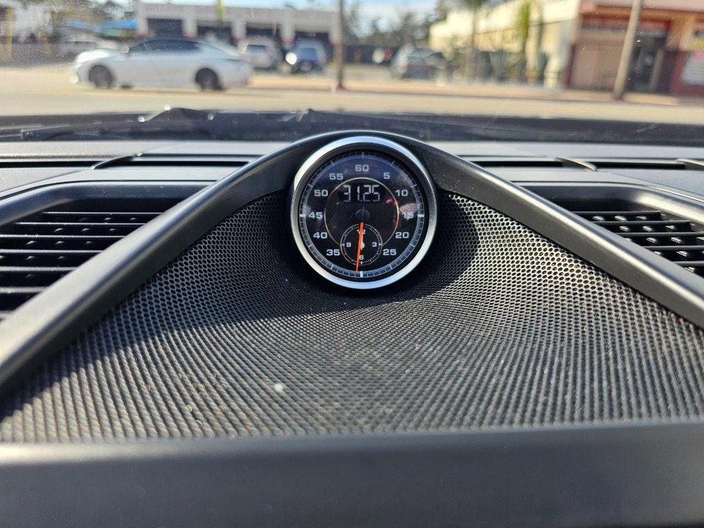 Porsche Panamera Vehicle Full-screen Gallery Image 19