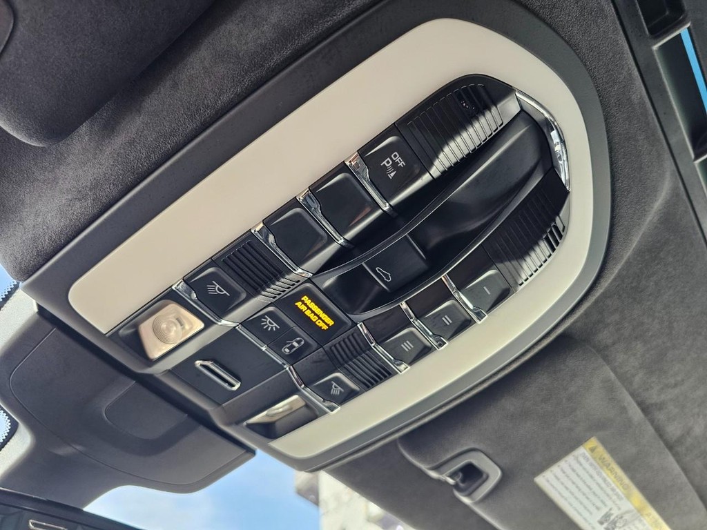 Porsche Panamera Vehicle Full-screen Gallery Image 20