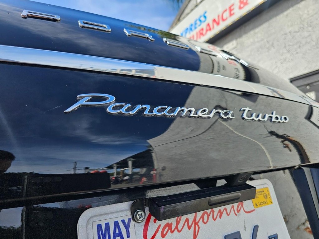 Porsche Panamera Vehicle Full-screen Gallery Image 22
