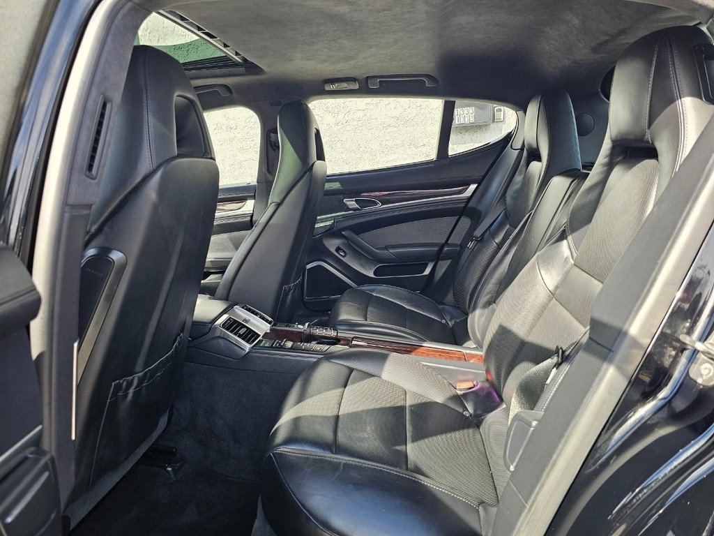 Porsche Panamera Vehicle Full-screen Gallery Image 23