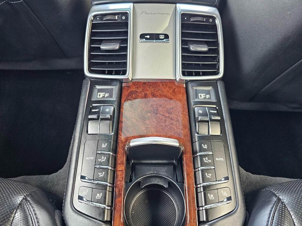 Porsche Panamera Vehicle Full-screen Gallery Image 24