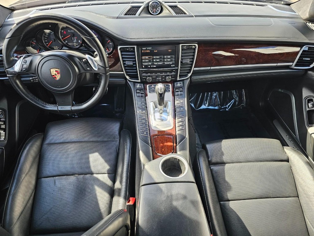 Porsche Panamera Vehicle Full-screen Gallery Image 25