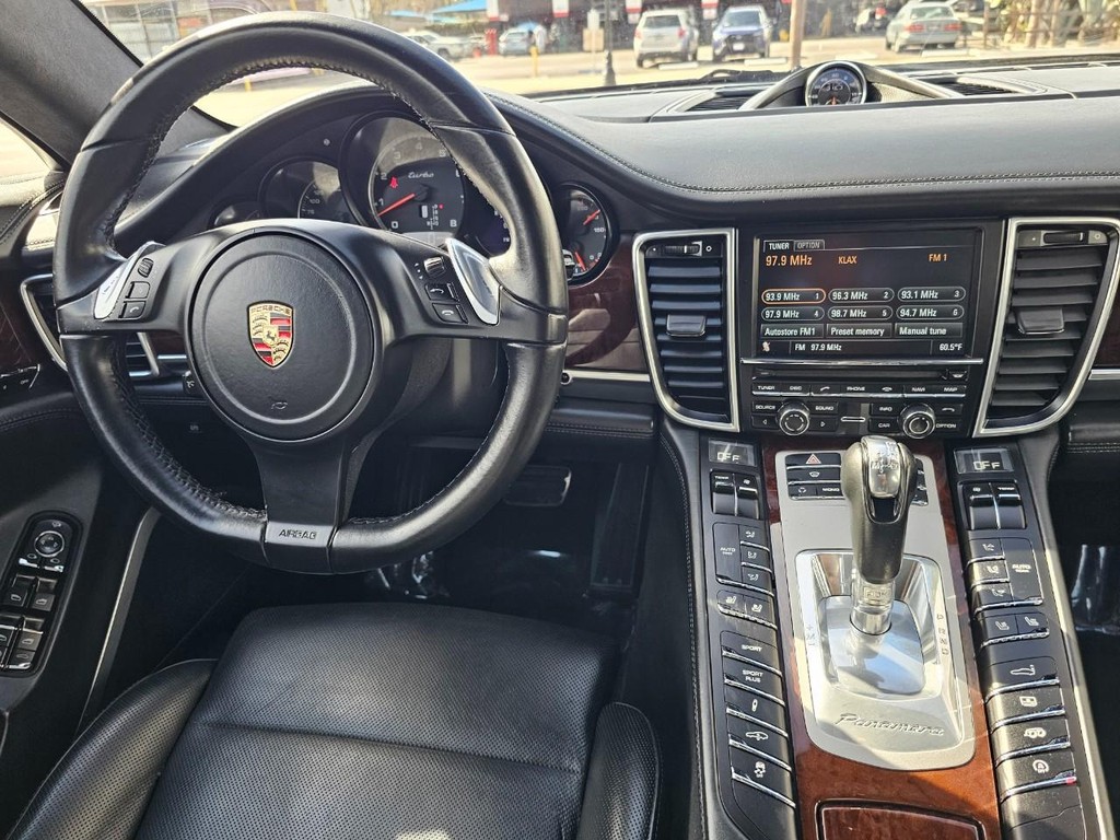 Porsche Panamera Vehicle Full-screen Gallery Image 26