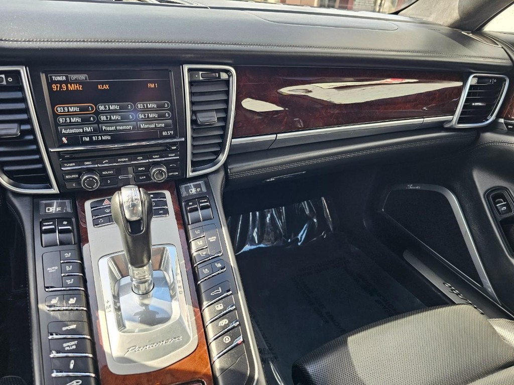 Porsche Panamera Vehicle Full-screen Gallery Image 27