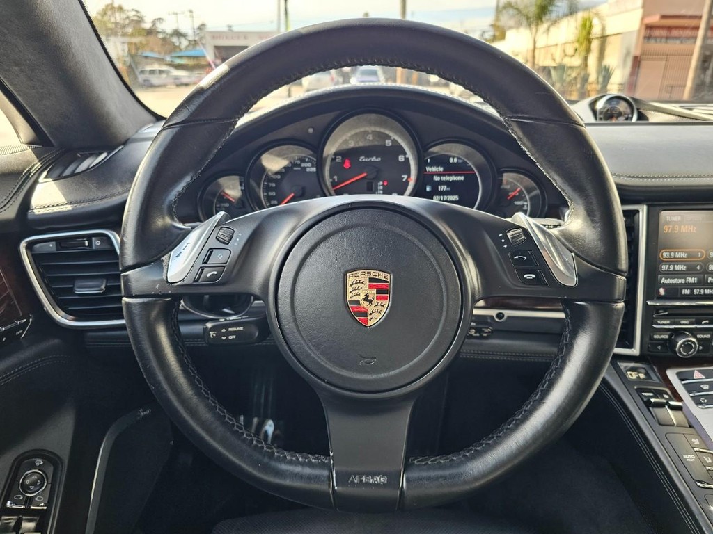 Porsche Panamera Vehicle Full-screen Gallery Image 29