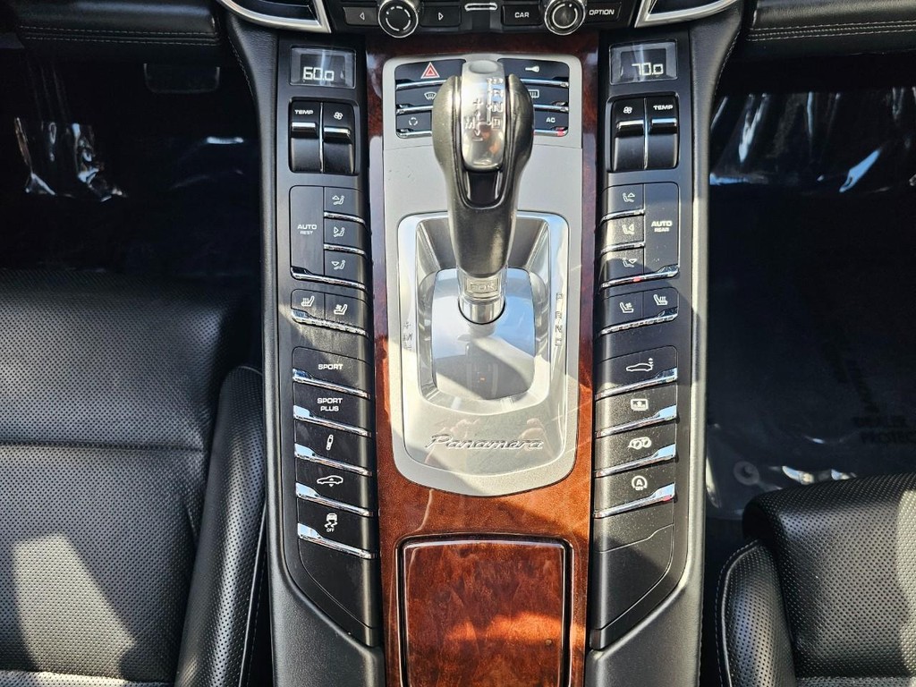 Porsche Panamera Vehicle Full-screen Gallery Image 31
