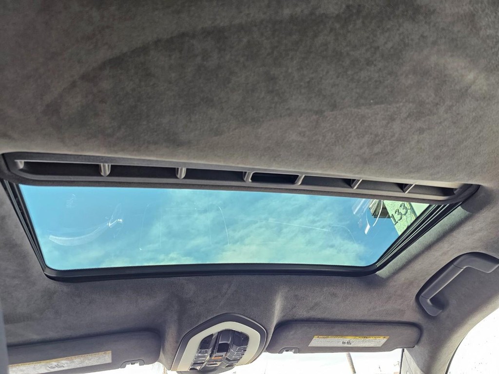 Porsche Panamera Vehicle Full-screen Gallery Image 32