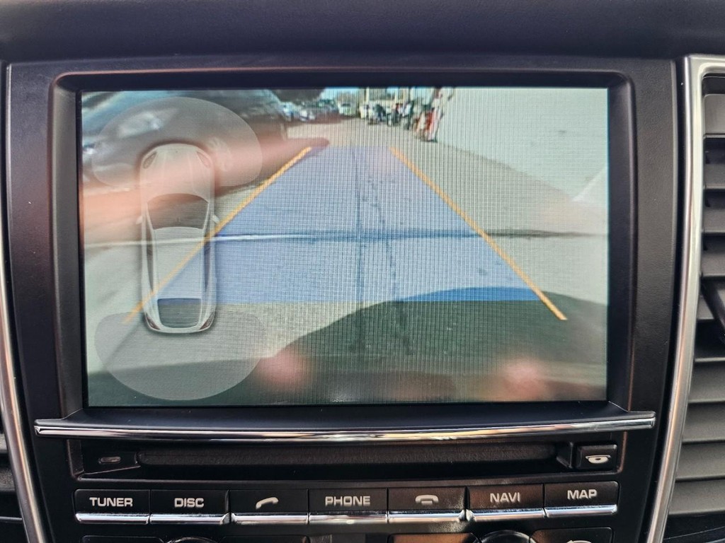Porsche Panamera Vehicle Full-screen Gallery Image 34
