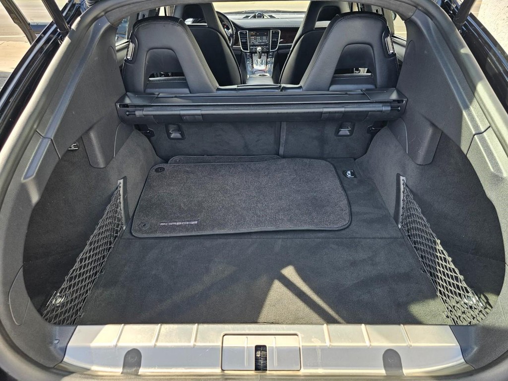 Porsche Panamera Vehicle Full-screen Gallery Image 36