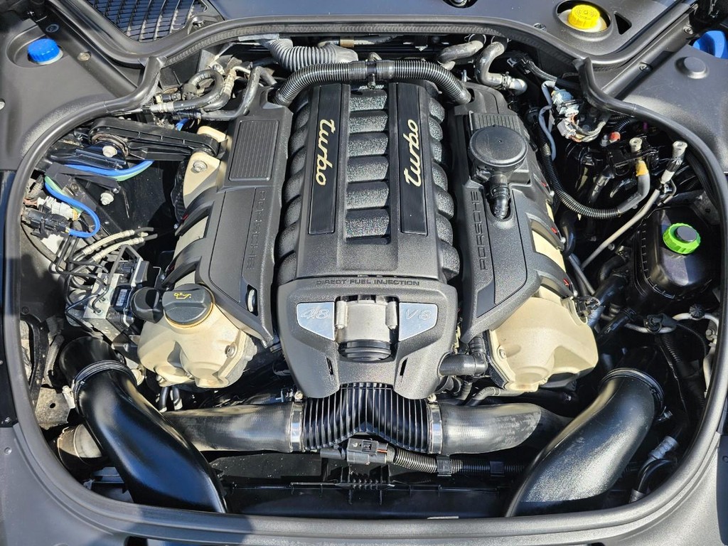 Porsche Panamera Vehicle Full-screen Gallery Image 37
