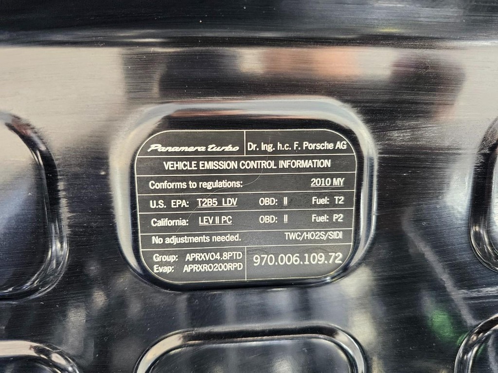 Porsche Panamera Vehicle Full-screen Gallery Image 39
