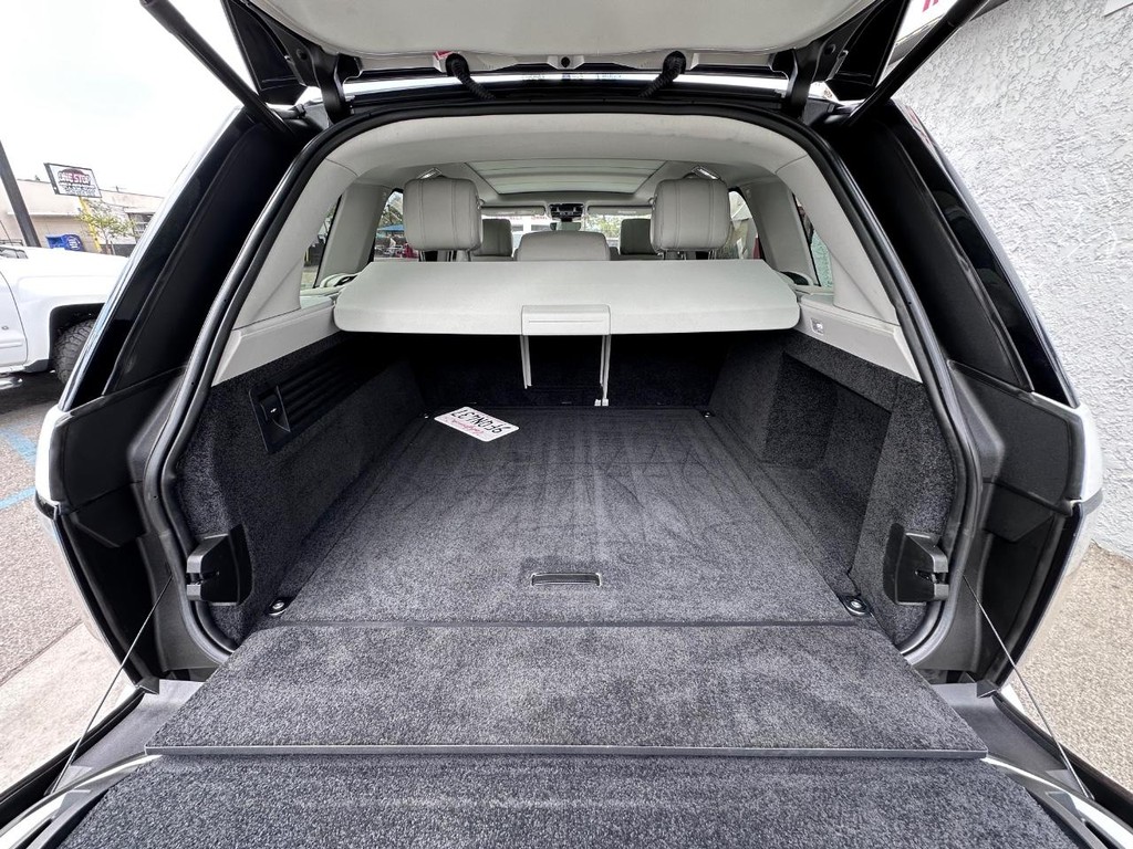 Land Rover Range Rover Vehicle Full-screen Gallery Image 16