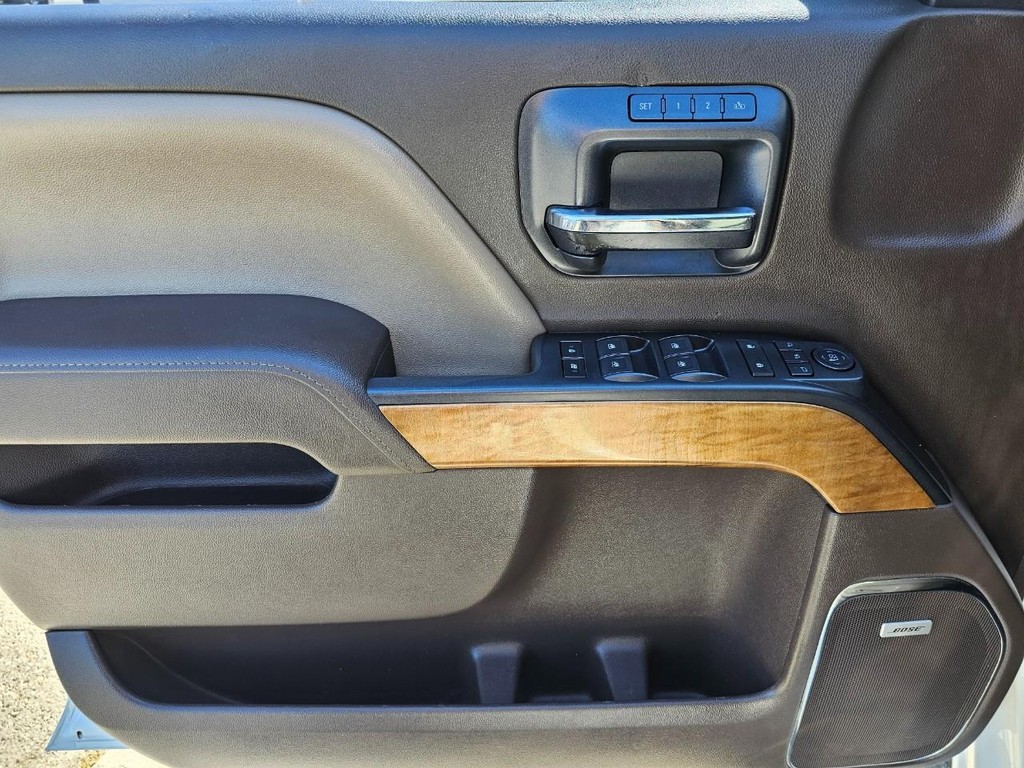 Chevrolet Silverado 1500 Vehicle Full-screen Gallery Image 16