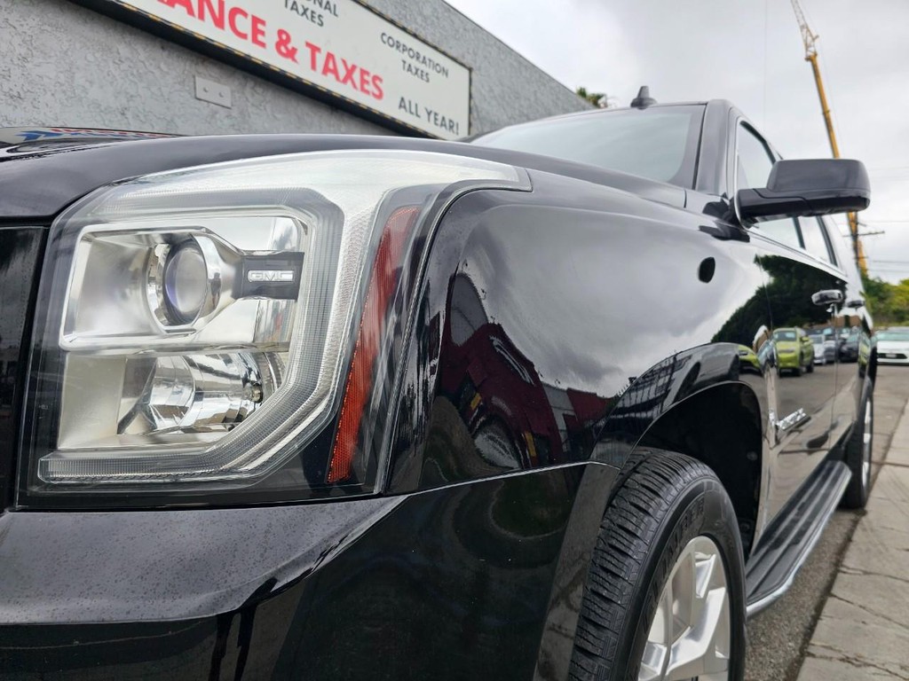GMC Yukon XL Vehicle Full-screen Gallery Image 10
