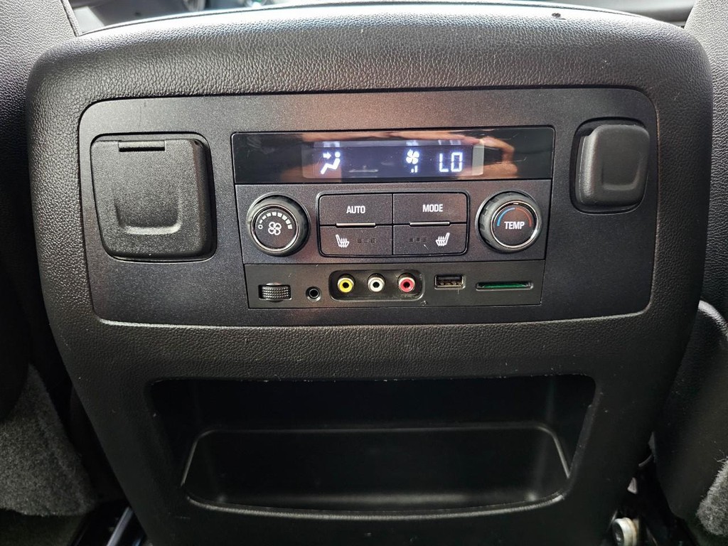 GMC Yukon XL Vehicle Full-screen Gallery Image 28