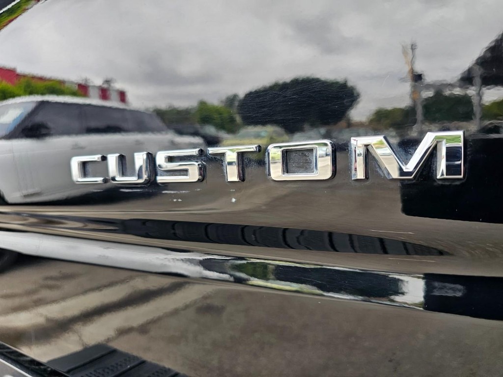 Chevrolet Silverado 1500 Vehicle Full-screen Gallery Image 13