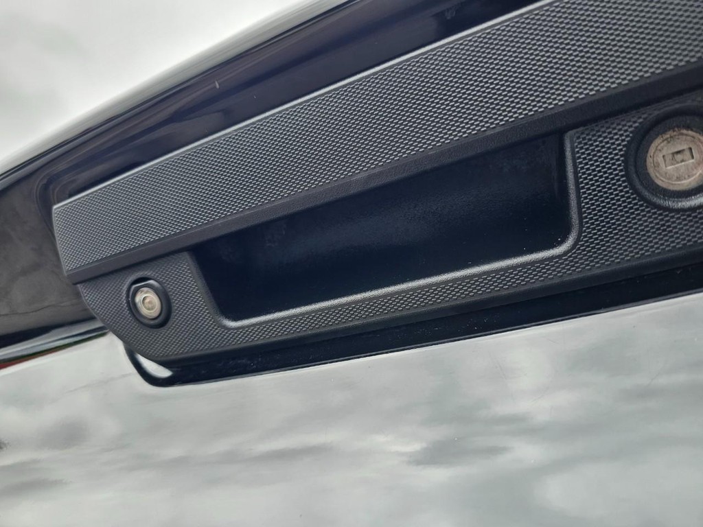 Chevrolet Silverado 1500 Vehicle Full-screen Gallery Image 14