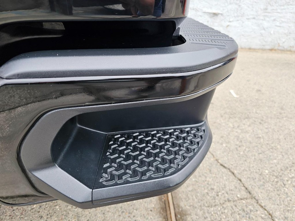 Chevrolet Silverado 1500 Vehicle Full-screen Gallery Image 15