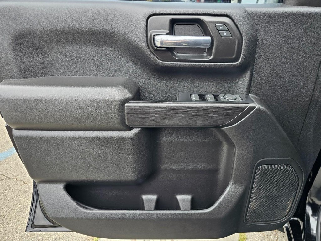 Chevrolet Silverado 1500 Vehicle Full-screen Gallery Image 18