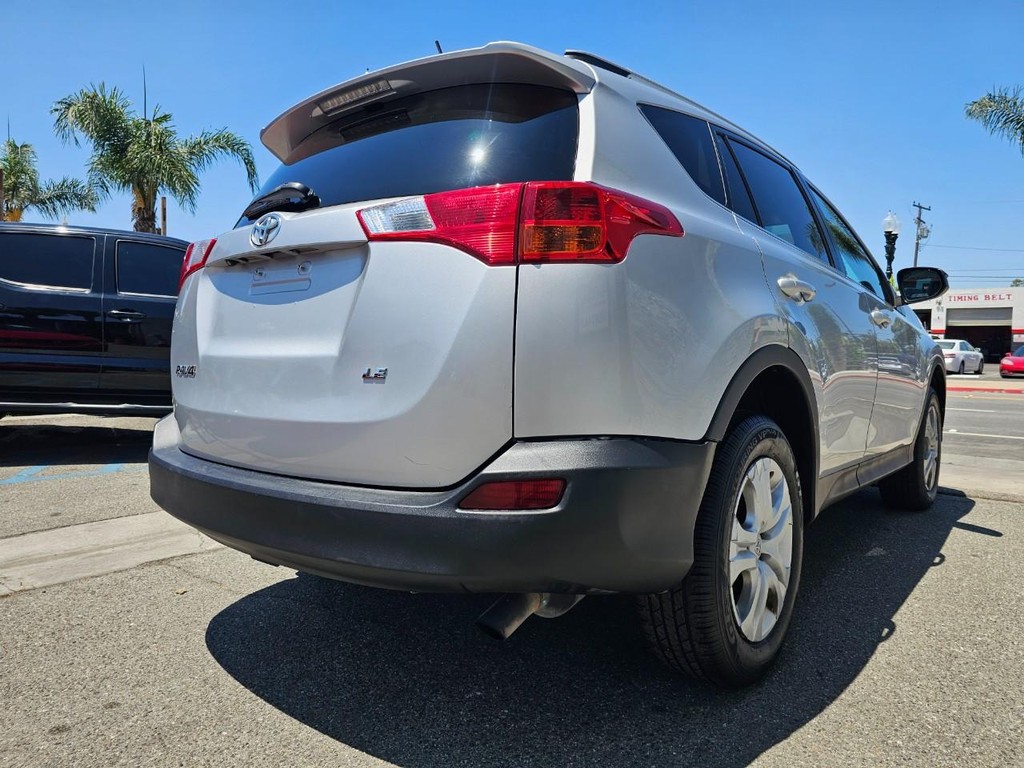 Toyota RAV4 Vehicle Full-screen Gallery Image 6