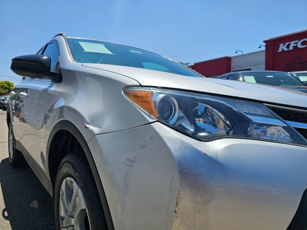Toyota RAV4 Vehicle Full-screen Gallery Image 8