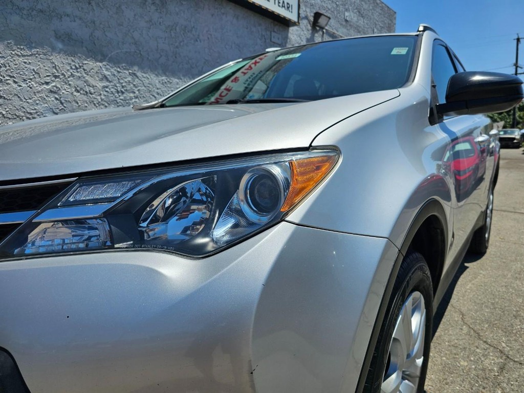 Toyota RAV4 Vehicle Full-screen Gallery Image 9