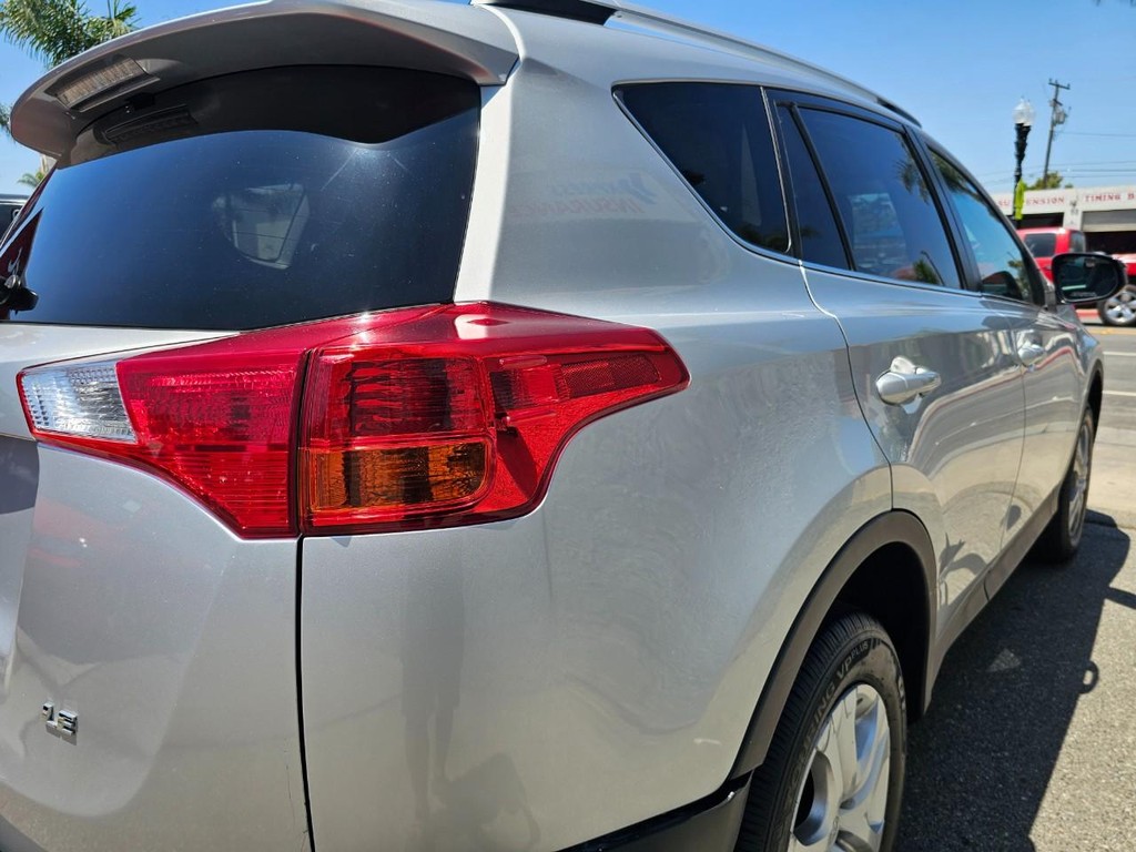 Toyota RAV4 Vehicle Full-screen Gallery Image 11