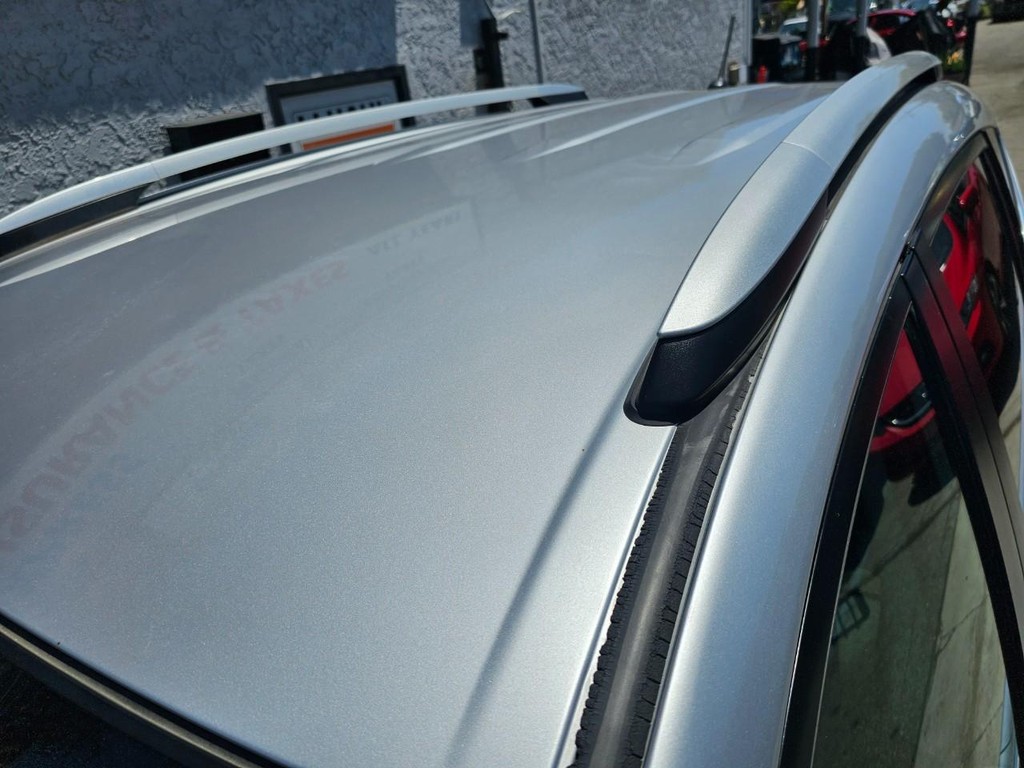 Toyota RAV4 Vehicle Full-screen Gallery Image 14