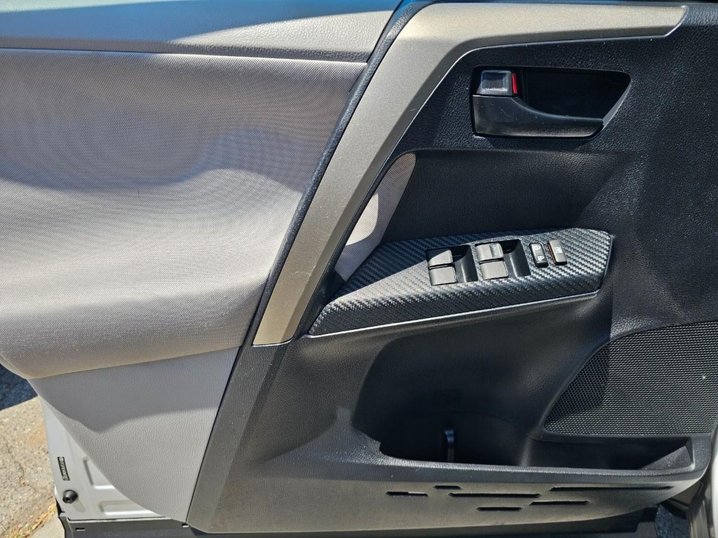 Toyota RAV4 Vehicle Full-screen Gallery Image 15
