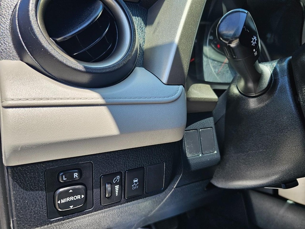 Toyota RAV4 Vehicle Full-screen Gallery Image 16