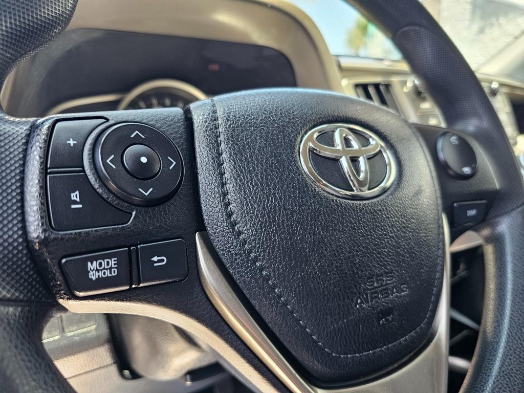 Toyota RAV4 Vehicle Full-screen Gallery Image 17