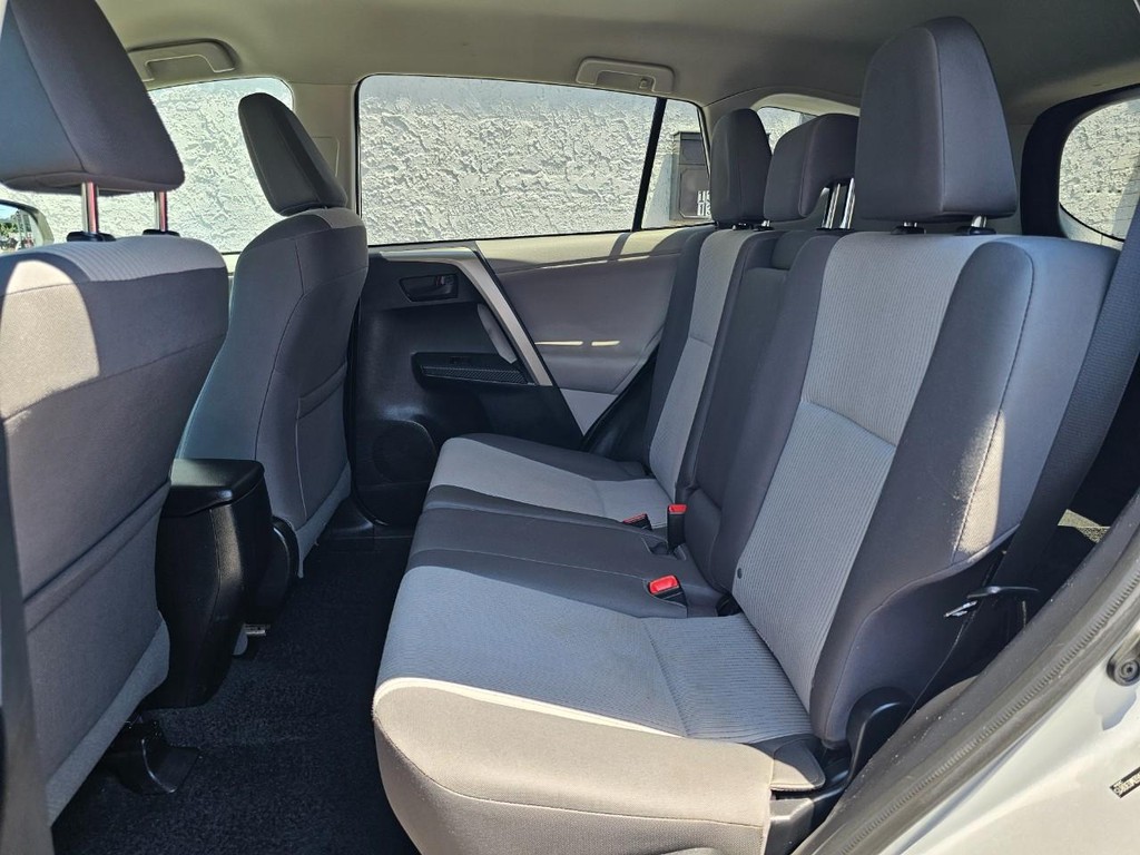 Toyota RAV4 Vehicle Full-screen Gallery Image 21