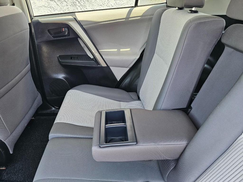 Toyota RAV4 Vehicle Full-screen Gallery Image 22