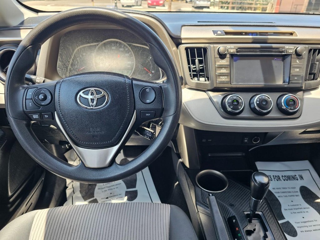 Toyota RAV4 Vehicle Full-screen Gallery Image 24
